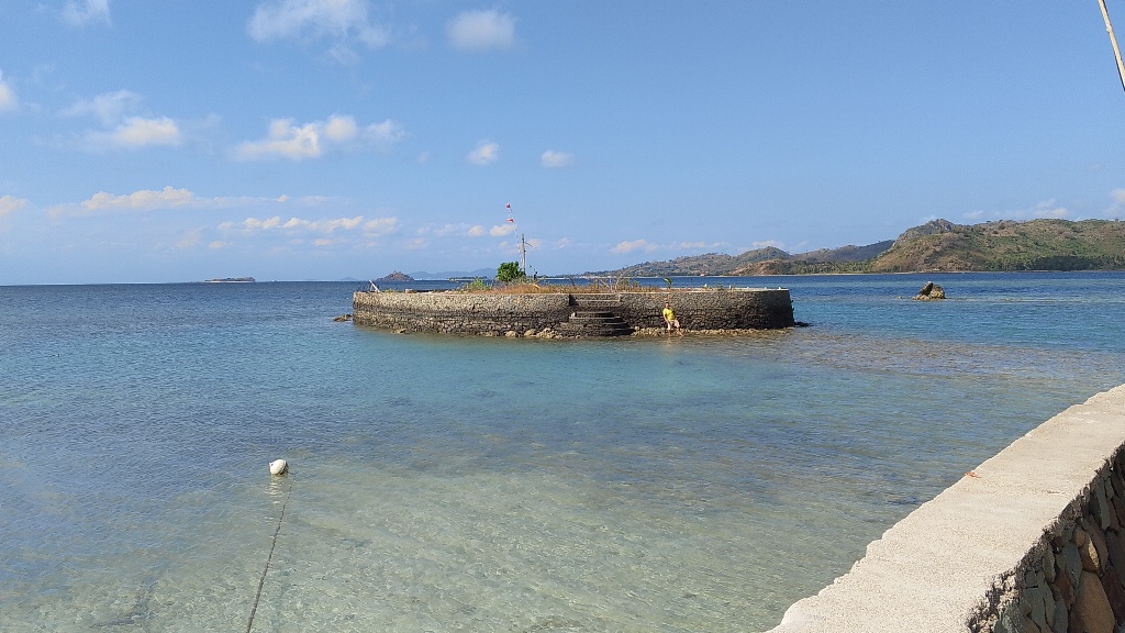 BELUM BERIZIN: Seorang berjalan ke pulau reklamasi yang diduga tidak memiliki izin di Gili Gede, Sekotong Barat, beberapa waktu lalu.