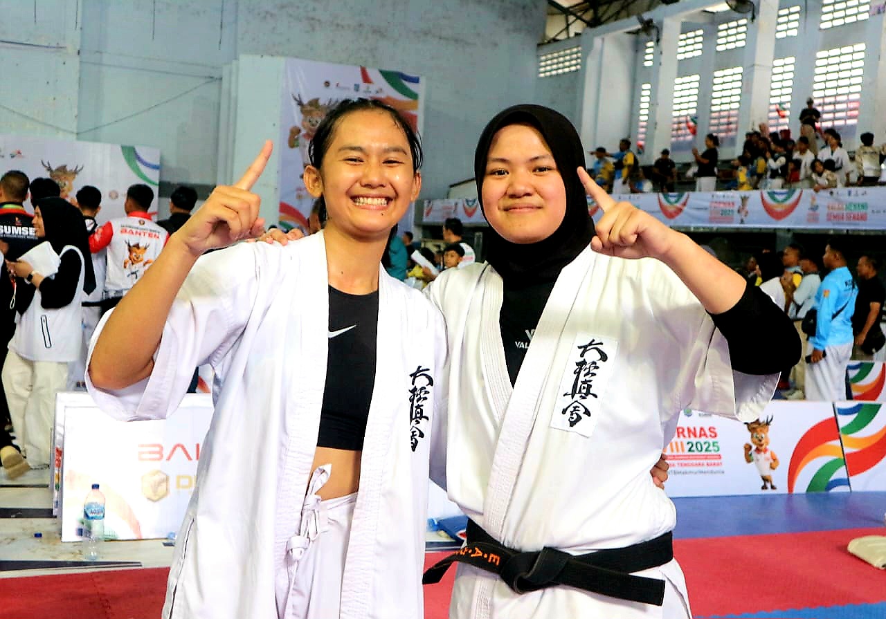 JADI KAWAN: Cantika Oktalianiz bersama Elmeyra Aghna Vania usai bertanding di ajang FORNAS DKKI di GOR 17 Desember Mataram.