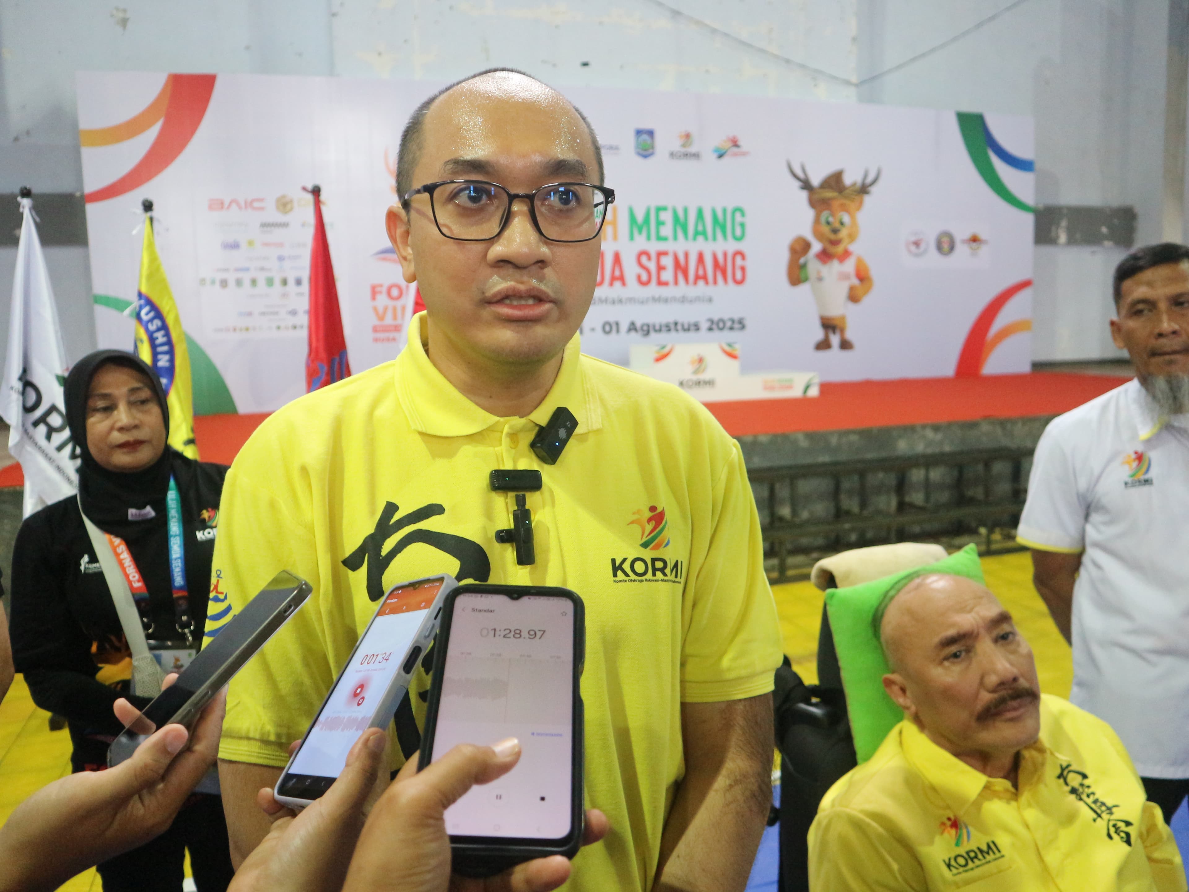 BERIKAN KETERANGAN: Kancho Soengging, Founder & Chairman Dai Kyokushin Karate Indonesia (DKKI) didampingi Senpai Tunggul Aryo W Ketua Umum DKKI dan Shinhan M Mahmoed ketua dewan guru DKKI.