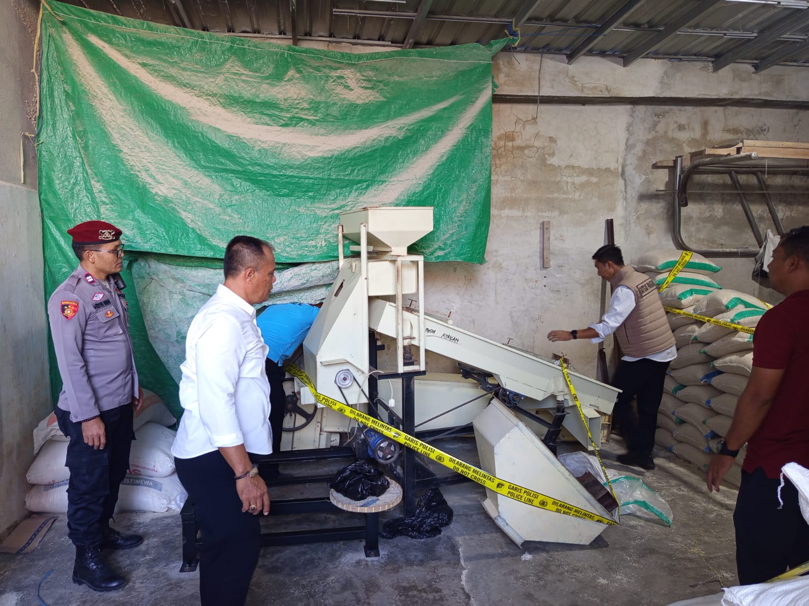 DIGEREBEK: Satgas Pangan Subdit I Ditreskrimsus Polda NTB mengungkap praktik pengoplosan beras di Gudang Dasan Geres, Lombok Barat bermerek yang melibatkan oknum aparatur sipil negara (ASN).