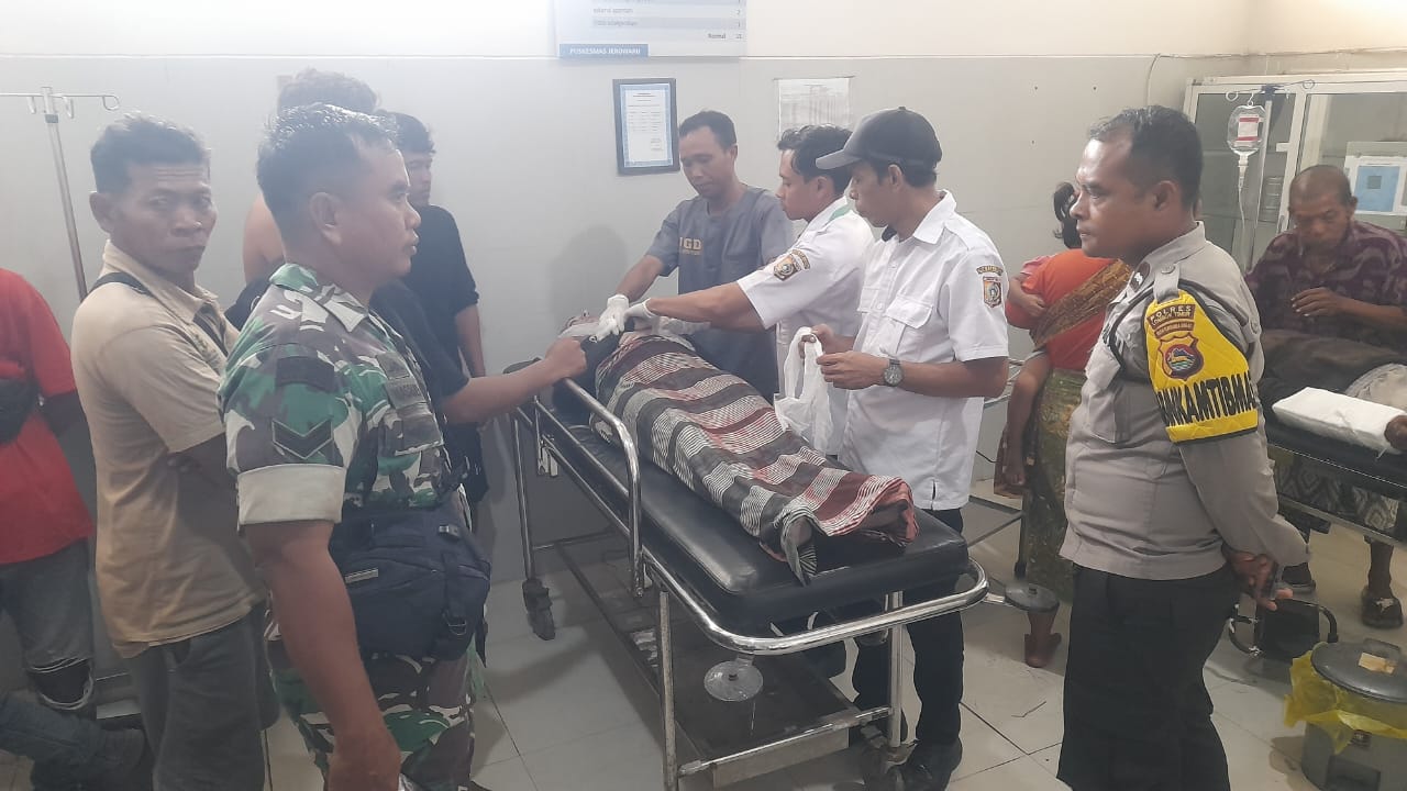 Mayat WNA saat dilakukan pemeriksaan di Puskesmas Jerowaru
