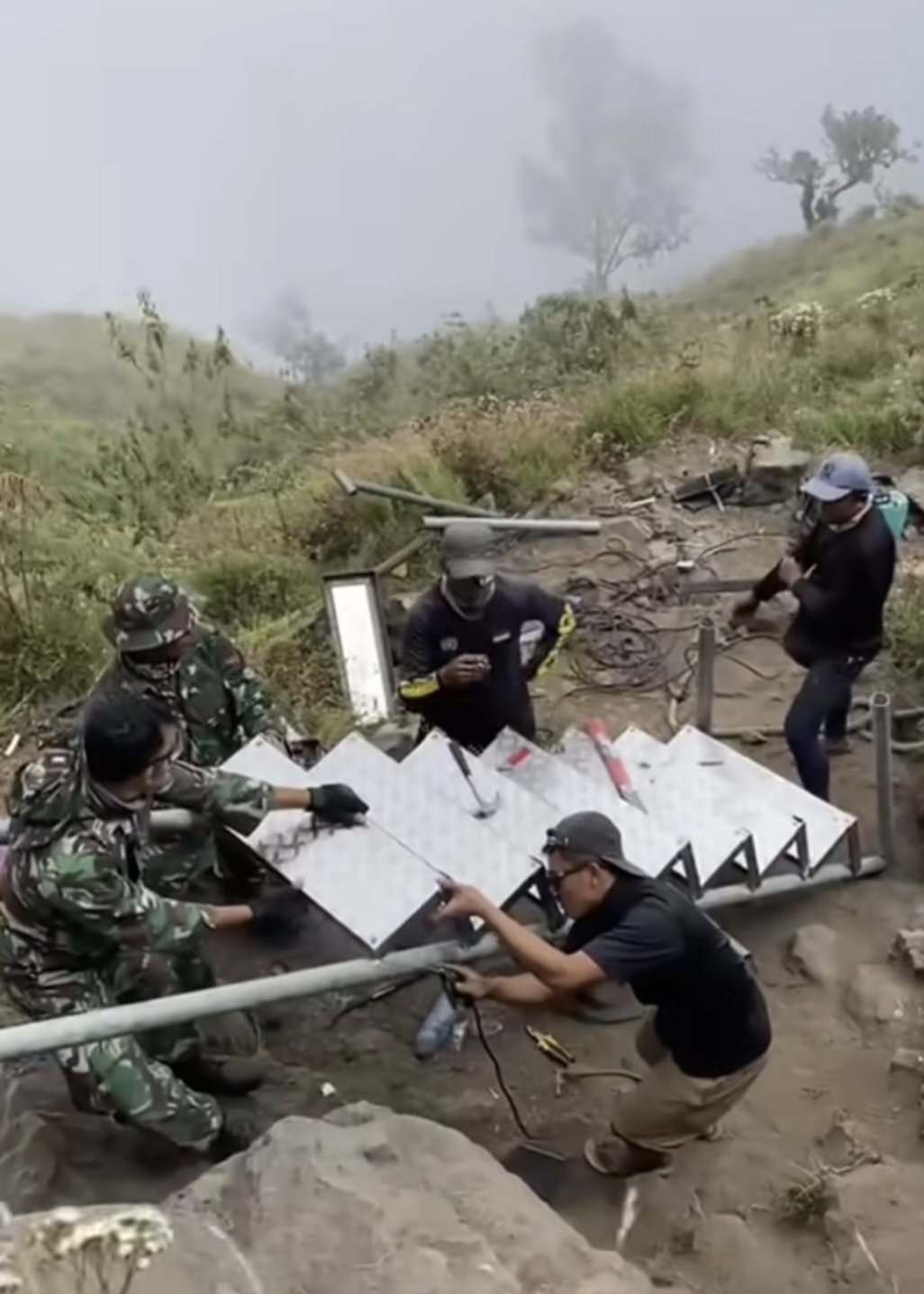 UNTUK PENDAKI: Balai TNGR dan petugas gabungan memperbaiki jalur pendakian Gunung Rinjani dari Pelawangan Sembalun menuju Danau Segara Anak. Tampak petugas memasang tangga besi di titik krusial.