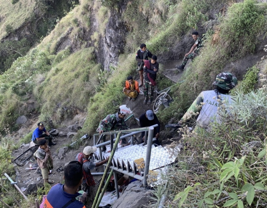 TANGGA BESI: Balai TNGR dan petugas gabungan memperbaiki jalur pendakian Gunung Rinjani dari Pelawangan Sembalun menuju Danau Segara Anak. Tampak petugas memasang tangga besi di titik yang krusial.
