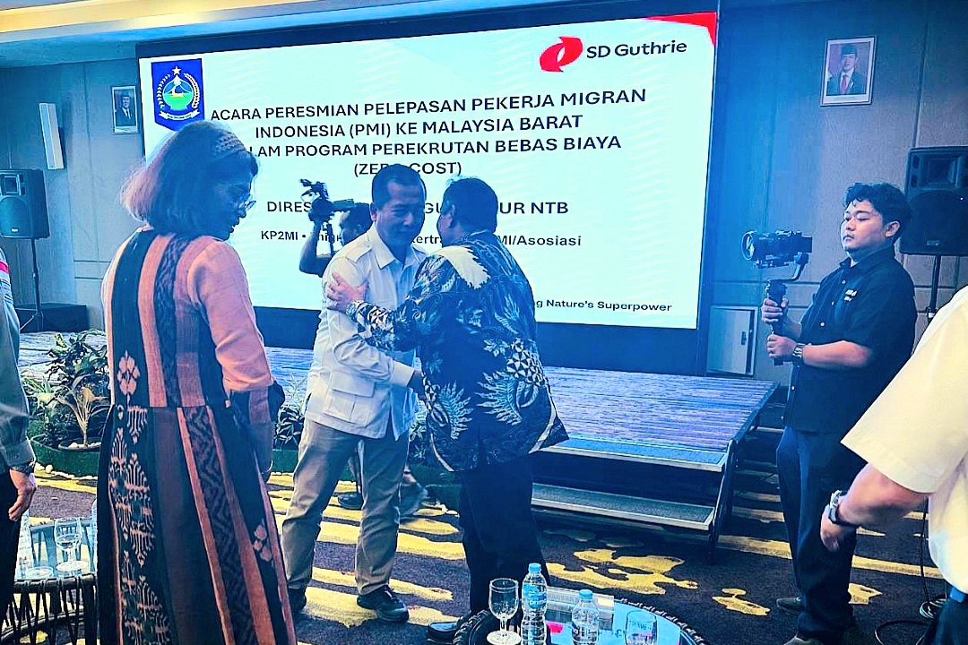 LEPAS PMI: Gubernur NTB Lalu Muhammad Iqbal saat melepas para PMI yang akan berangkat ke perkebunan sawit PT SD Guthrie di Malaysia Barat, Selasa (29/7).
