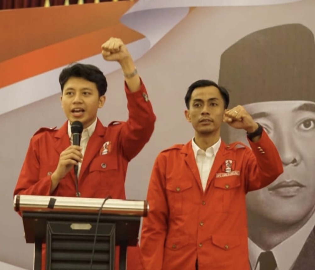 MERDEKA: Muhammad Risyad Fahlefi (kiri) dan Patra Dewa (kanan) terpilih aklamasi sebagai Ketua Umum dan Sekjen GMNI periode 2025-2028 dalam Kongres XXII di Gedung  Merdeka, Bandung, Jawa Barat.