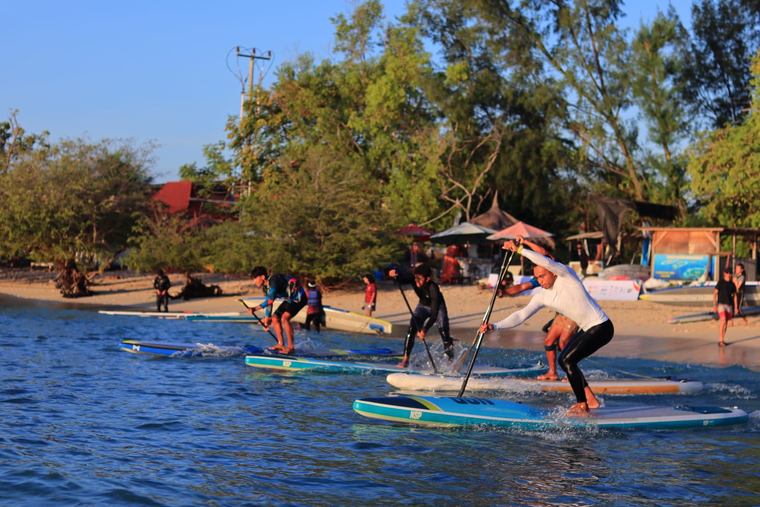 Pegiat Stand Up Paddle Indonesia tampil di perairang Gili Trawangan, Lombok Utara pada ajang FORNAS VIII NTB 2025.