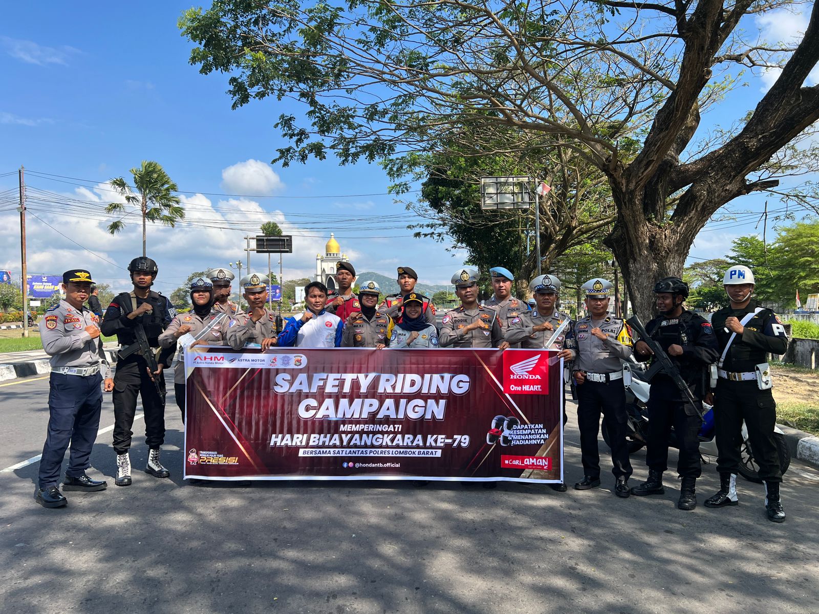 Sambut Bulan Bhayangkara Astra Motor NTB dan Satlantas Polres Lobar Gelar Safety Riding Campaign