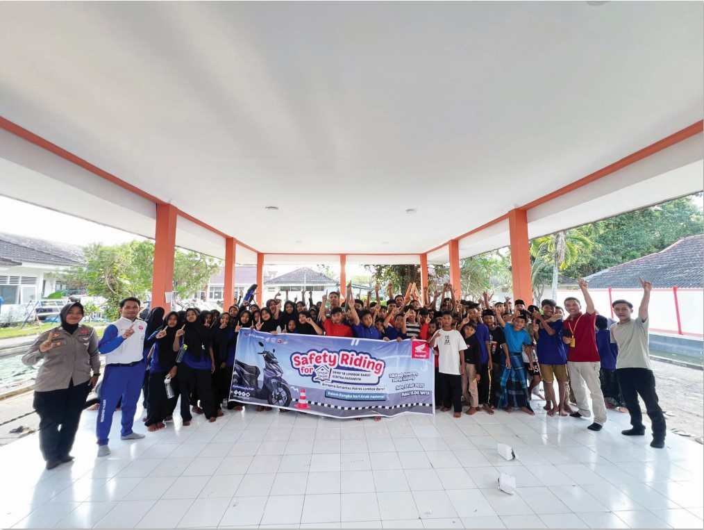 KOMPAK: Siswa-siswi SRMP 18 Lombok Barat bersama tim safety riding Astra Motor NTB dan Satlantas Polres Lobar.