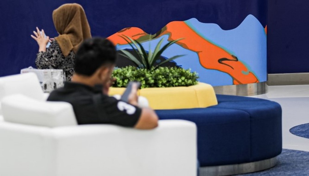 Nasabah saat menunggu di ruang tunggu salah satu bank untuk melakukan transaksi.