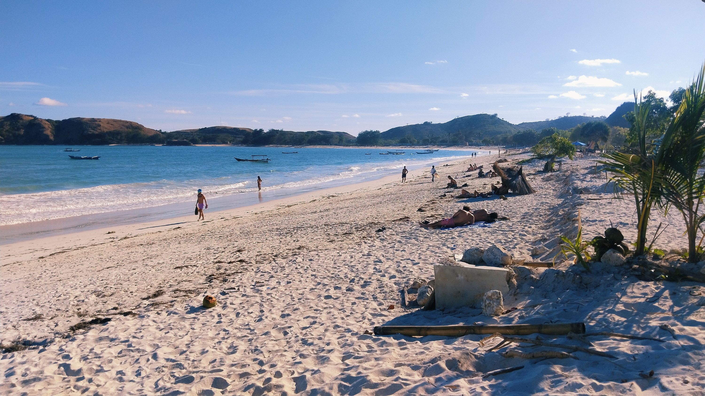 BERLIBUR: Sejumlah wisatawan mancanegara berjemur di pesisir Pantai Tanjung Aan, Desa Sengkol, Pujut, Loteng, belum lama ini.