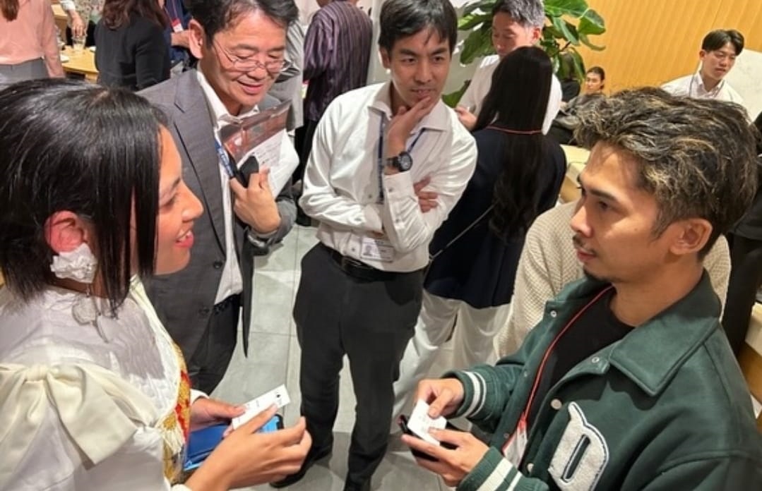 BERKOMUNIKASI: Dian Kusuma (kanan) atau akrab disapa Neo Japan saat berkomunikasi dengan beberapa komunitas bisnis di Jepang, beberapa waktu lalu.