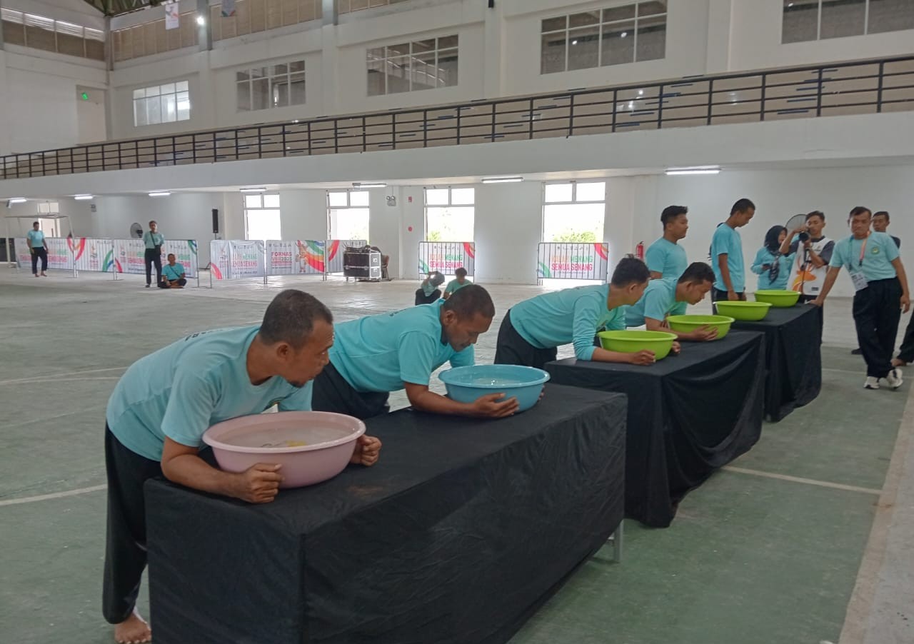 KALAH MENANG SEMUA SENANG: Sejumlah peserta menunggu aba-aba dalam perlombaan tahan napas dari Inorga LSPSN pada FORNAS VIII NTB 2025 di GOR Poltekpar Lombok, Lombok Tengah, Selasa (29/7).