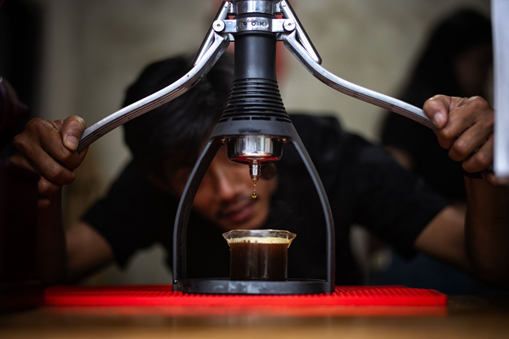 FOKUS: Anta Muzakir sedang meracik kopi menggunakan alat manual brew di kedai Madjoe Kopi, kawasan Cakranegara, Kota Mataram, Rabu (30/7).