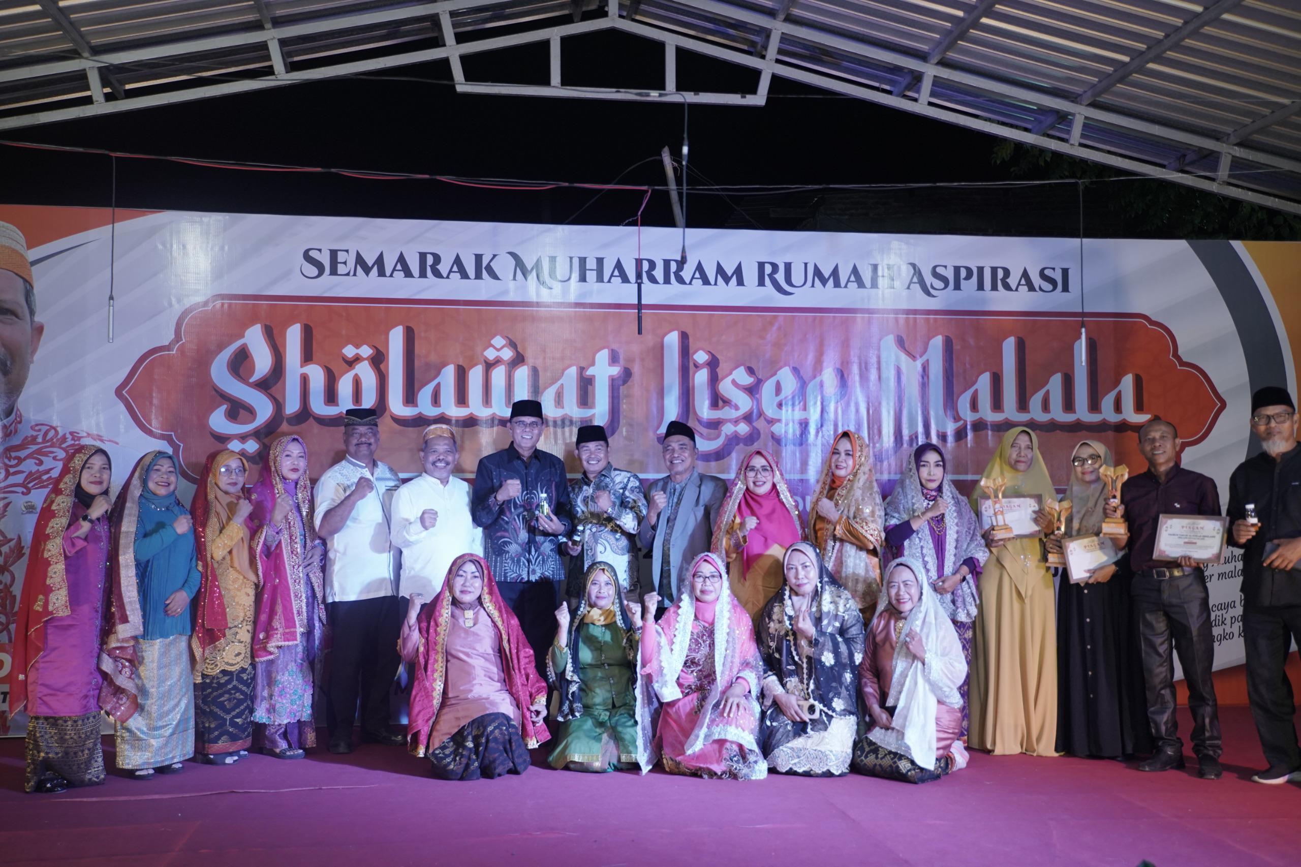 LESTARIKAN BUDAYA: Anggota DPR RI Dapil NTB 1 Pulau Sumbawa Johan Rosihan berfoto bersama tamu undangan dalam kegiatan religius dan kebudayaan bertajuk &ldquo;Sholawat Liser Malala&rdquo; di Rumah Aspirasi Johan