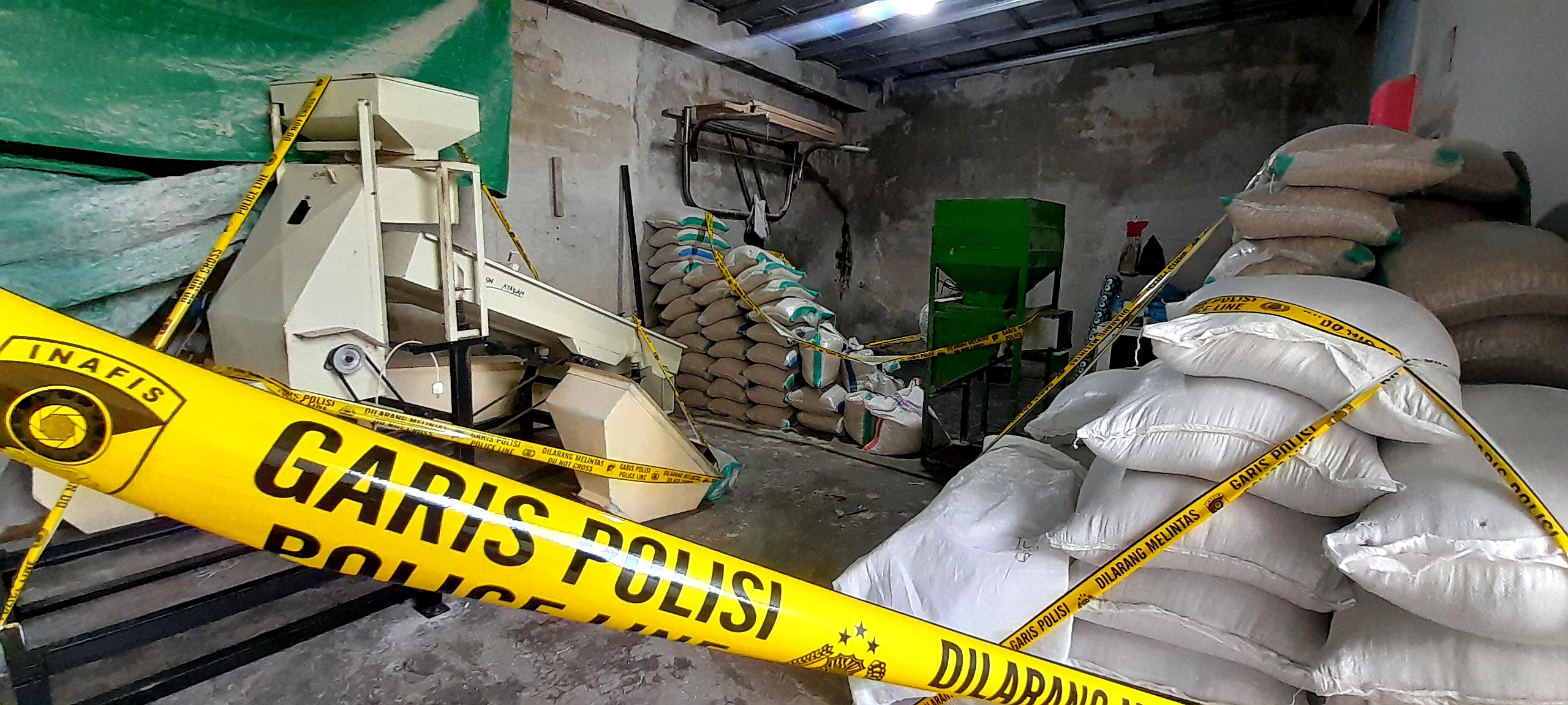 MASIH DISEGEL: Beginilah kondisi rumah di BTN Pemda, Desa Dasan Tapen yang dijadikan gudang pengoplosan beras.