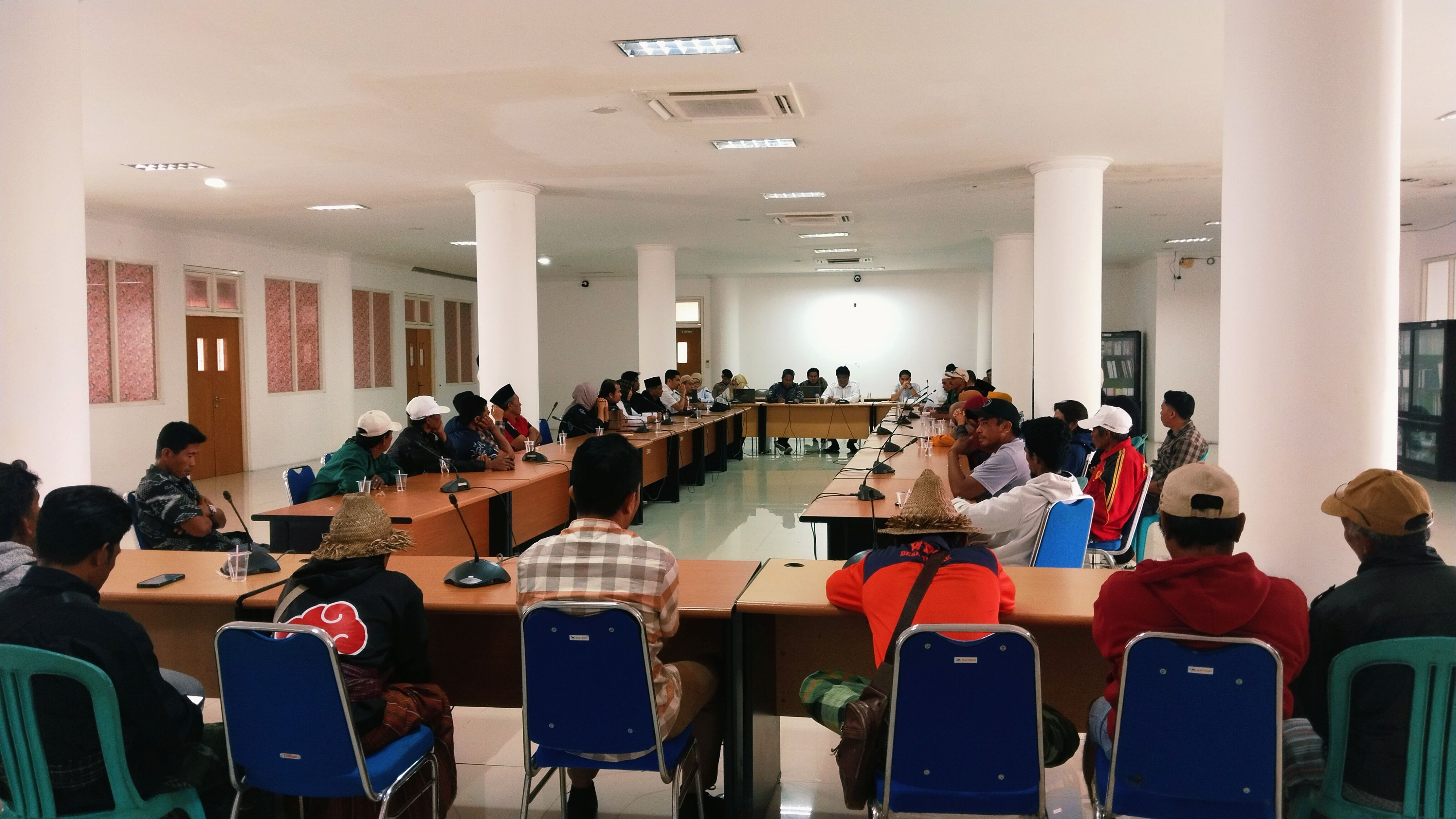 DIPERTANYAKAN: Puluhan warga dari Pantai Areguling, Desa Tumpak, Kecamatan Pujut, Lombok Tengah pertanyakan kelanjutan rencana revisi perda RDTR ke Komisi III DPRD Loteng, Rabu (30/7).