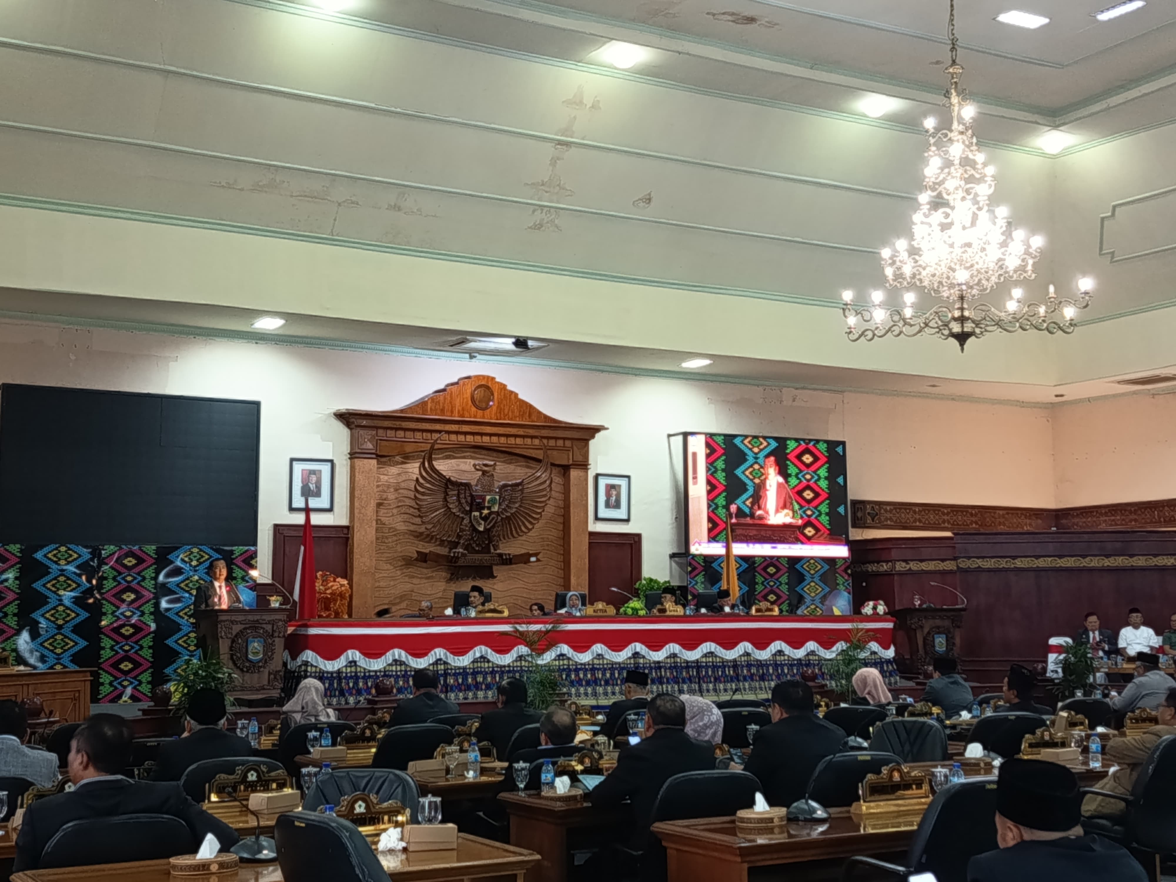 TERIMA MASUKAN: Gubernur NTB Lalu Muhamad Iqbal saat menyampaikan pandangan eksekutif di rapat paripurna DPRD NTB, Rabu (30/7).