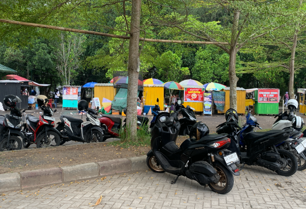 PUBLIK AREA: Kantong parkir di Ruang Terbuka Hijau (RTH) Pagutan sebagai salah satu venue Fornas. &nbsp;