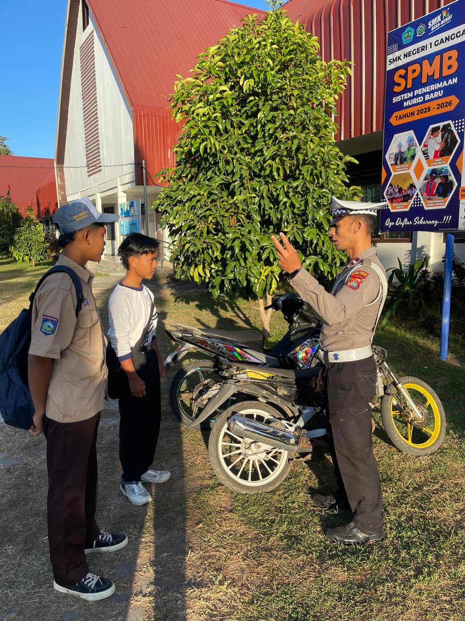 Satlantas Polres Lombok Utara Sosialisasikan Tertib Berlalu Lintas kepada siswa SMKN Gangga