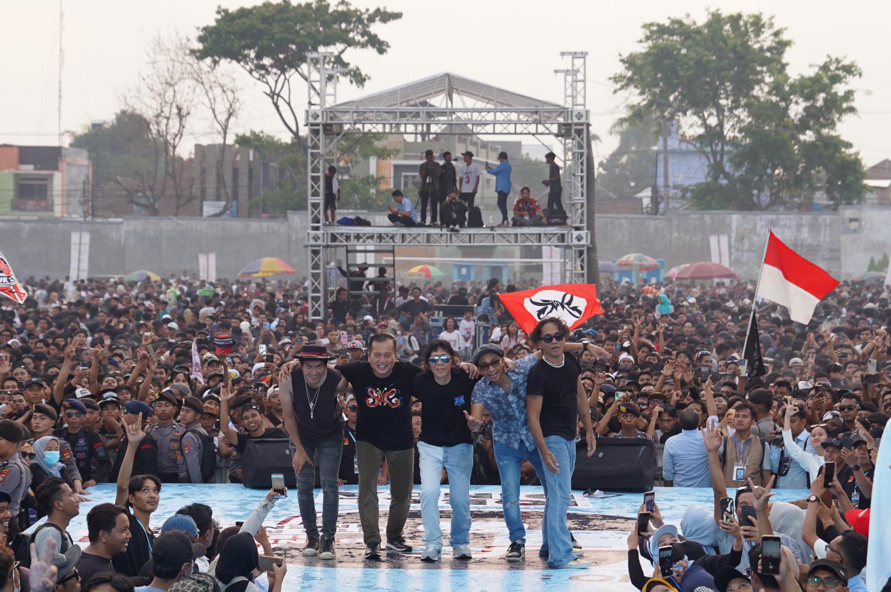 Gubernur NTB Lalu Muhamad Iqbal tampil bersama personel Slank di Lapangan Masbagik, Lombok Timur, saat kampanye Pilkada NTB 2024.