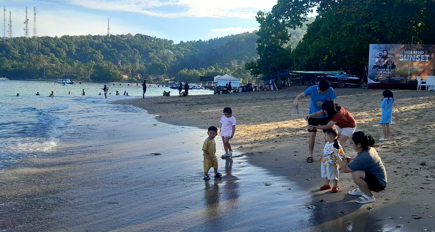 RAMAH KELUARGA: Pantai Senggigi, Lombok Barat tetap menjadi primadona bagi wisatawan domestik maupun mancanegara untuk berlibur.