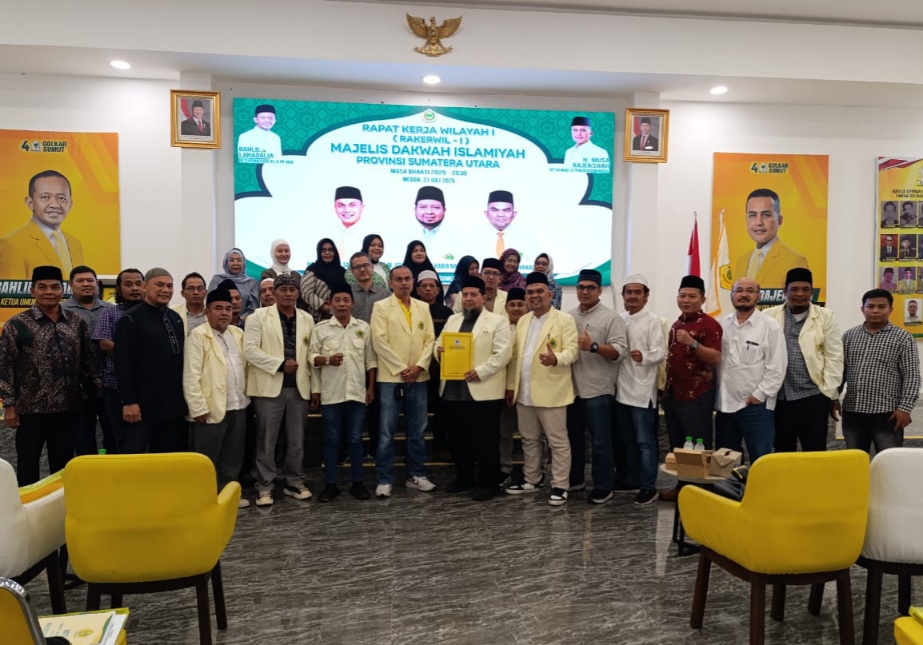 Pengurus PW MDI Sumut berpose bersama usai menggelar rapat pleno, mendukung H Musa Rajekshah kembali memimpin Partai Golkar Sumut.