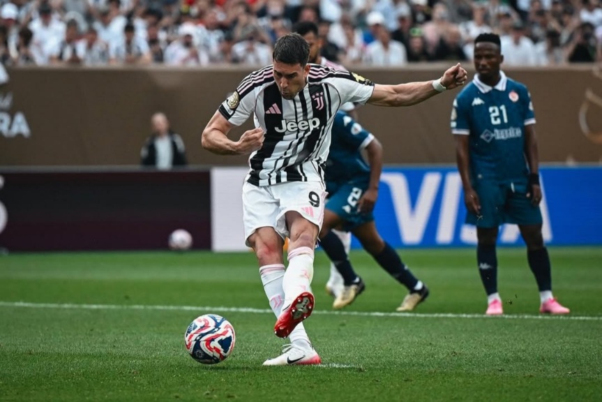 Dusan Vlahovic dikabarkan akan hengkang dari Juventus ke AC Milan walau dibayar lebih rendah.