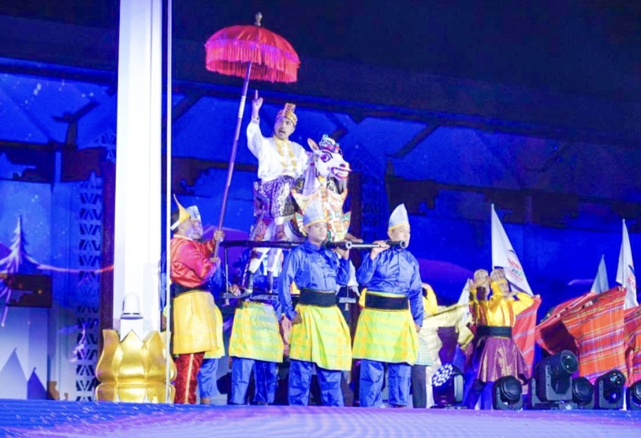 TAMPILKAN BUDAYA KHAS: Potret kemeriahan momen pembukaan Fornas VIII 2025 di halaman Kantor Gubernur NTB, Sabtu malam (26/7).
