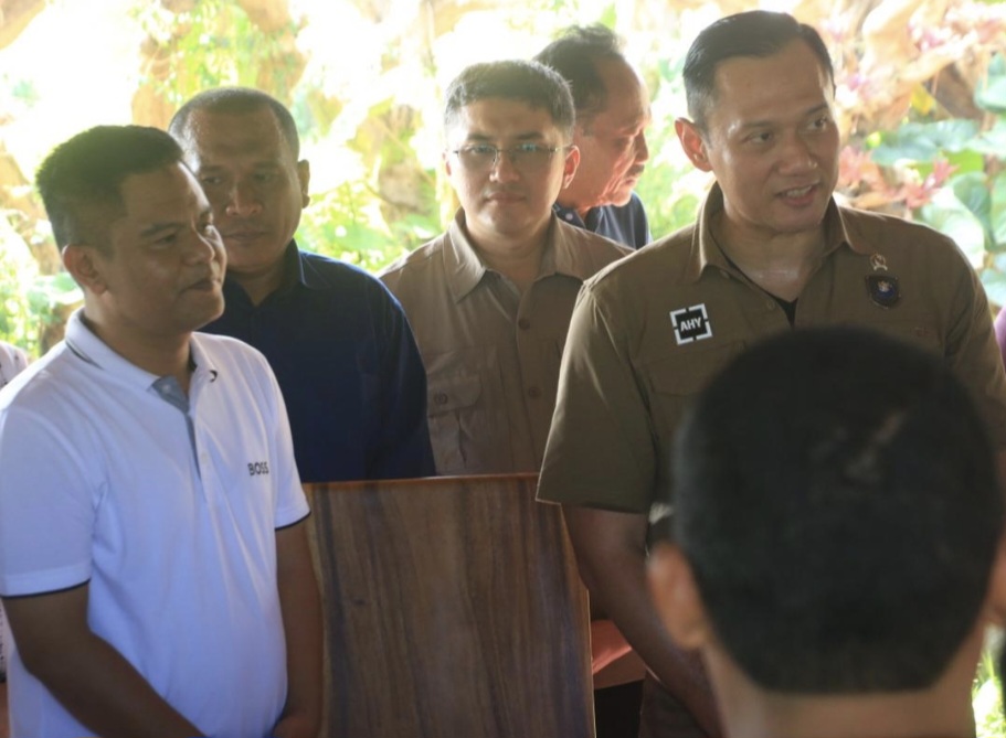 SAPA RAKYAT :Ketua DPD Partai Demokrat NTB Indra Jaya Usaman (paling kiri) mendampingi Ketua Umum Partai Demokrat Agus Harimurti Yudhoyono (AHY) dalam kunjungan kerja ke NTB.