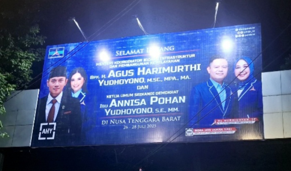 SELAMAT DATANG: Baliho ucapan selamat datang atas kunjungan AHY selama pelaksanaan Fornas VIII 2025 di NTB terpasang di Jalan Langko.