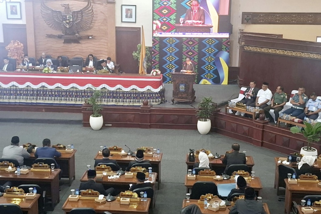 BAHAS ANGGARAN: Suasana rapat paripurna di DPRD NTB, Rabu (30/7). Dewan menyetujui Raperda tentang Pertanggungjawaban Pelaksanaan APBD Tahun Anggaran 2024.