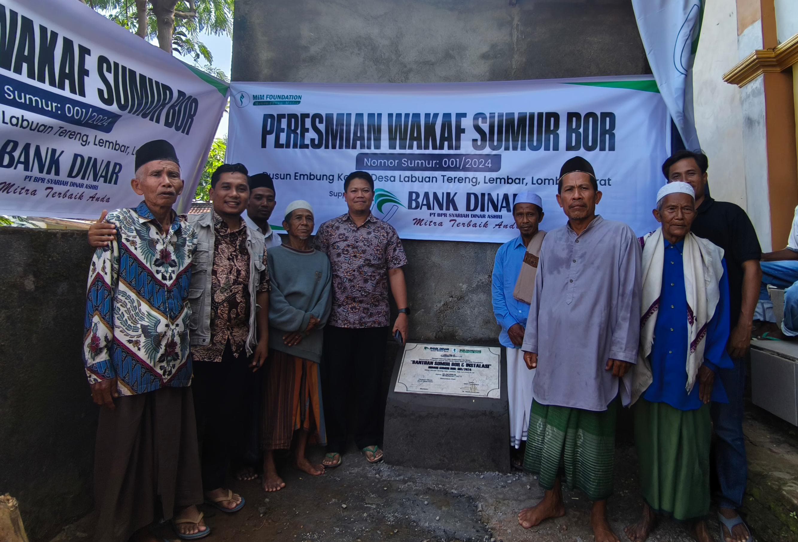 Direktur Utama Bank Dinar, Mustaen, bersama Ketua MIM Foundation, M. Romi Saefudin, meresmikan sumur bor wakaf di Dusun Embung Kolah, Lembar, Lombok Barat, Kamis (27/7/2025).