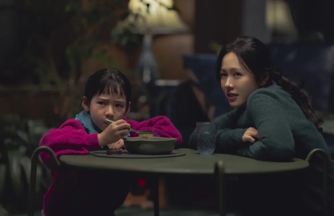 Son ye jin tampil memukau di film no other choice