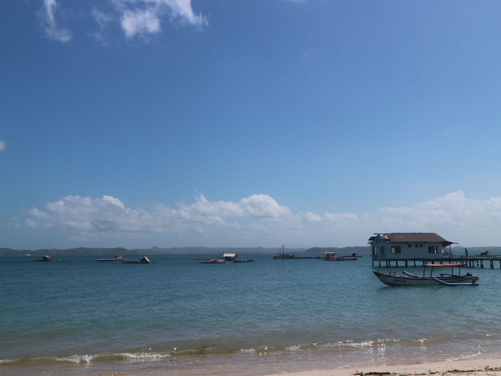 Sejumlah keramba lobster milik masyarakat Desa Ekas Buana di kawasan pantai Ekas, Kecamatan Jerowaru