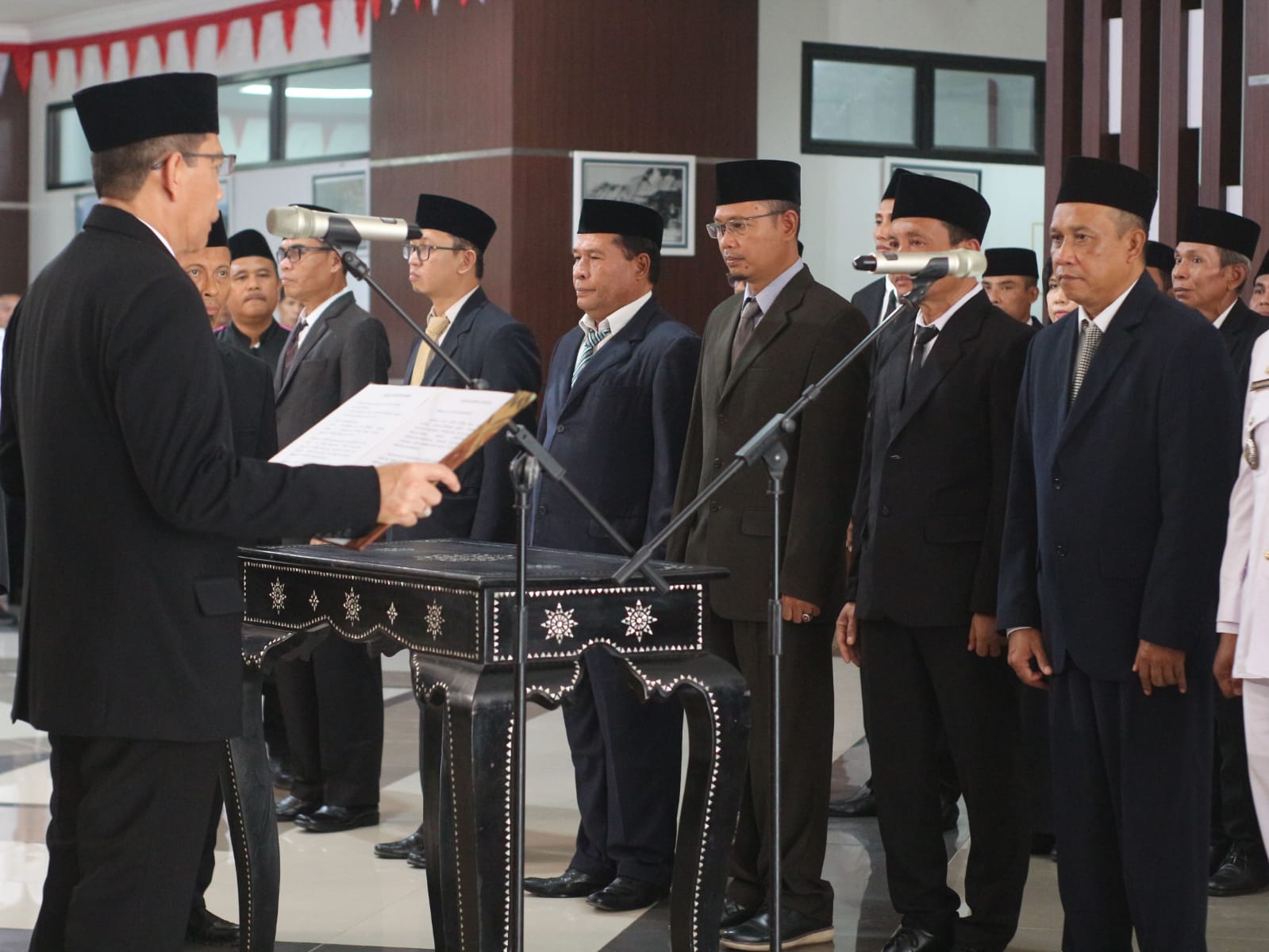 sejumlah pejabt eselon II, administrator dan Pengawas saat pengambilan sumpah jabaatan.