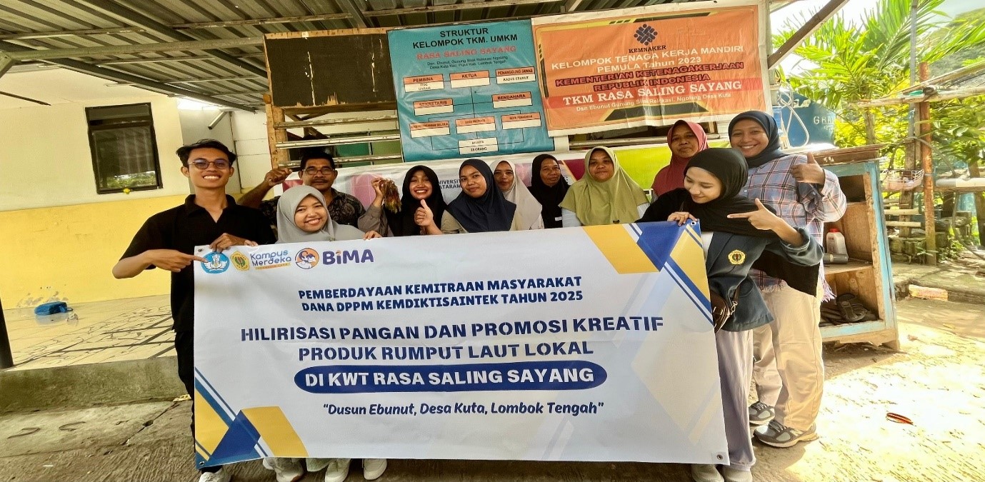 Dosen dan mahasiswa Unram foto bersama KWT Rasa Saling Sayang pada program hilirisasi pangan dan promosi kreatif produk rumput laut lokal di Dusun Ebunut, Kuta, Lombok Tengah.