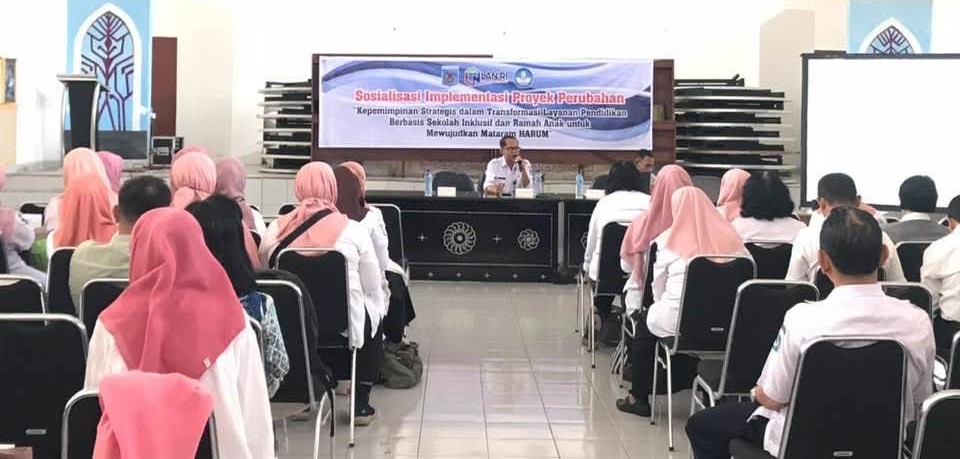 Kepala Disdik Kota Mataram Yusuf (depan) sosialisasikan sekolah inklusif ramah anak lewat proyek pendidikan HARUM di Aula Disdik Kota Mataram, Rabu lalu (30/7).