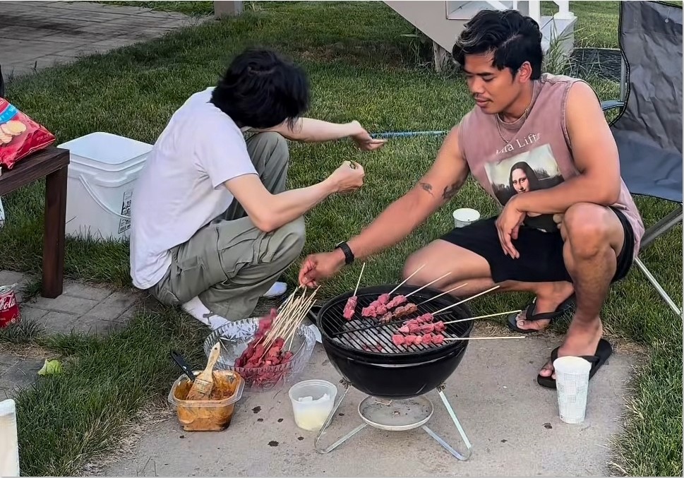 BUAT SATE REMBIGA: Akbar Samudra (kanan) saat bersama rekannya membuat sate rembiga usai pulang kerja di AS, beberapa waktu lalu.