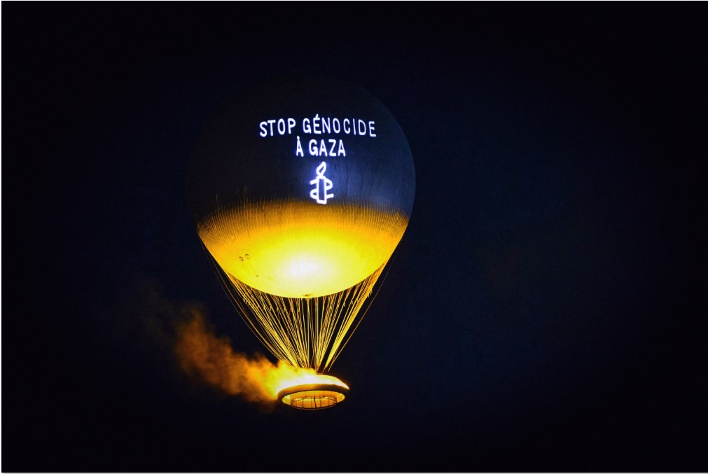 SAMPAIKAN PESAN: Balon udara dengan tulisan Stop Genosida di Gaza diterbangkan di atas Taman Tuileries, Prancis, Sabtu (26/7). Prancis bersama Inggris dan Kanada mengakui Palestina sebagai negara.