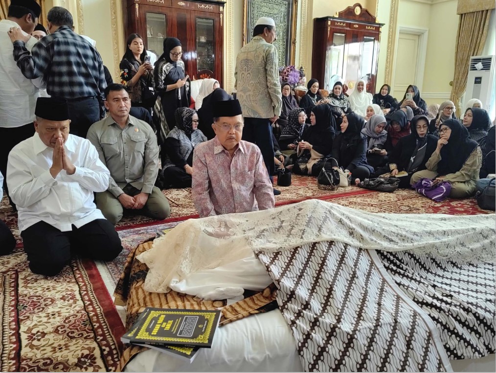 TAKZIYAH: Mantan Wakil Presiden Jusuf Kalla saat takziyah di kediaman almarhum mantan Menteri Agama Suryadharma Ali di Jakarta Timur, Kamis (31/7).