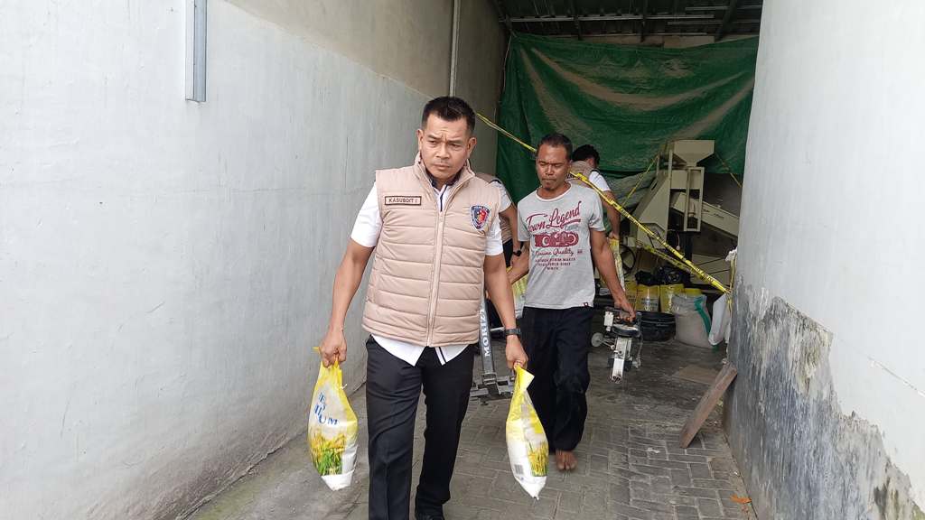 PENGEMBANGAN: Polisi mengamankan sejumlah beras oplosan di sejumlah pasar dan toko yang sudah didistribusikan seorang ASN, Kamis (31/7).&nbsp;