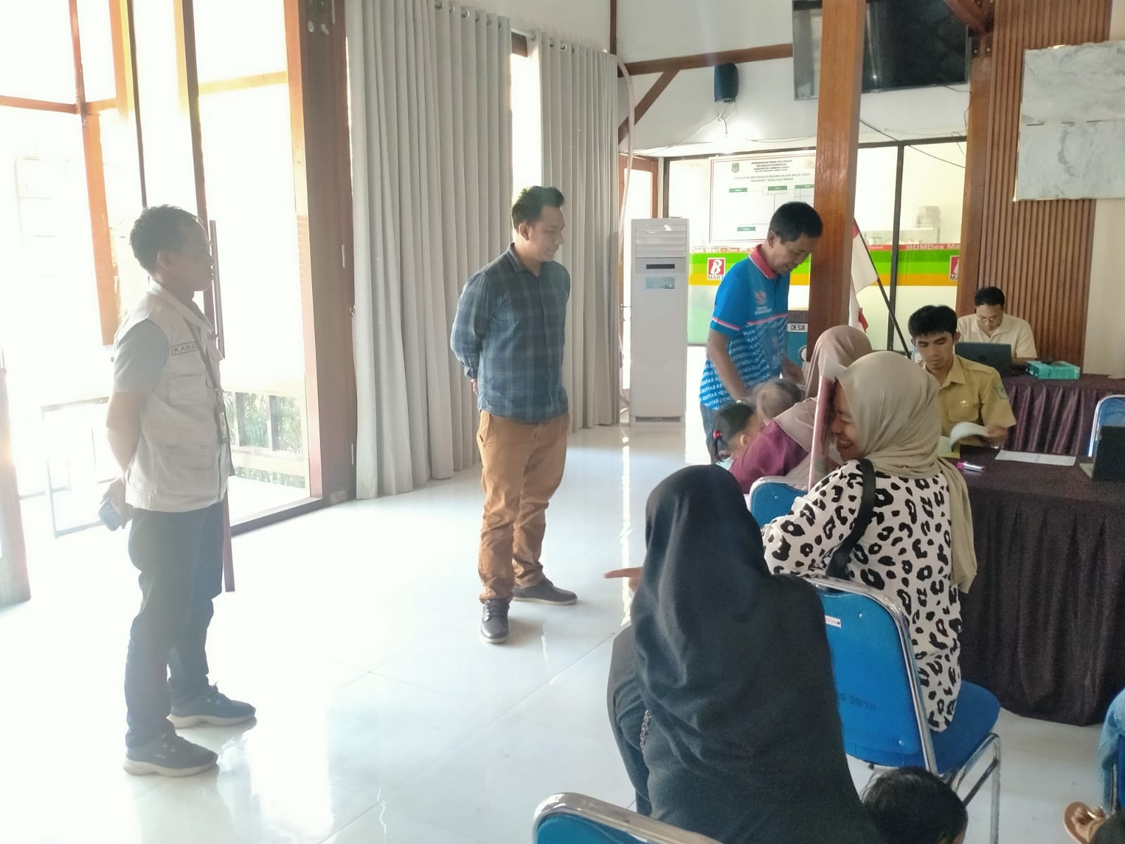 LANGKAH ANTISIPASI: Petugas Bawaslu KLU melakukan pengawasan terhadap pelaksanaan layanan Adminduk di Desa Gili Indah