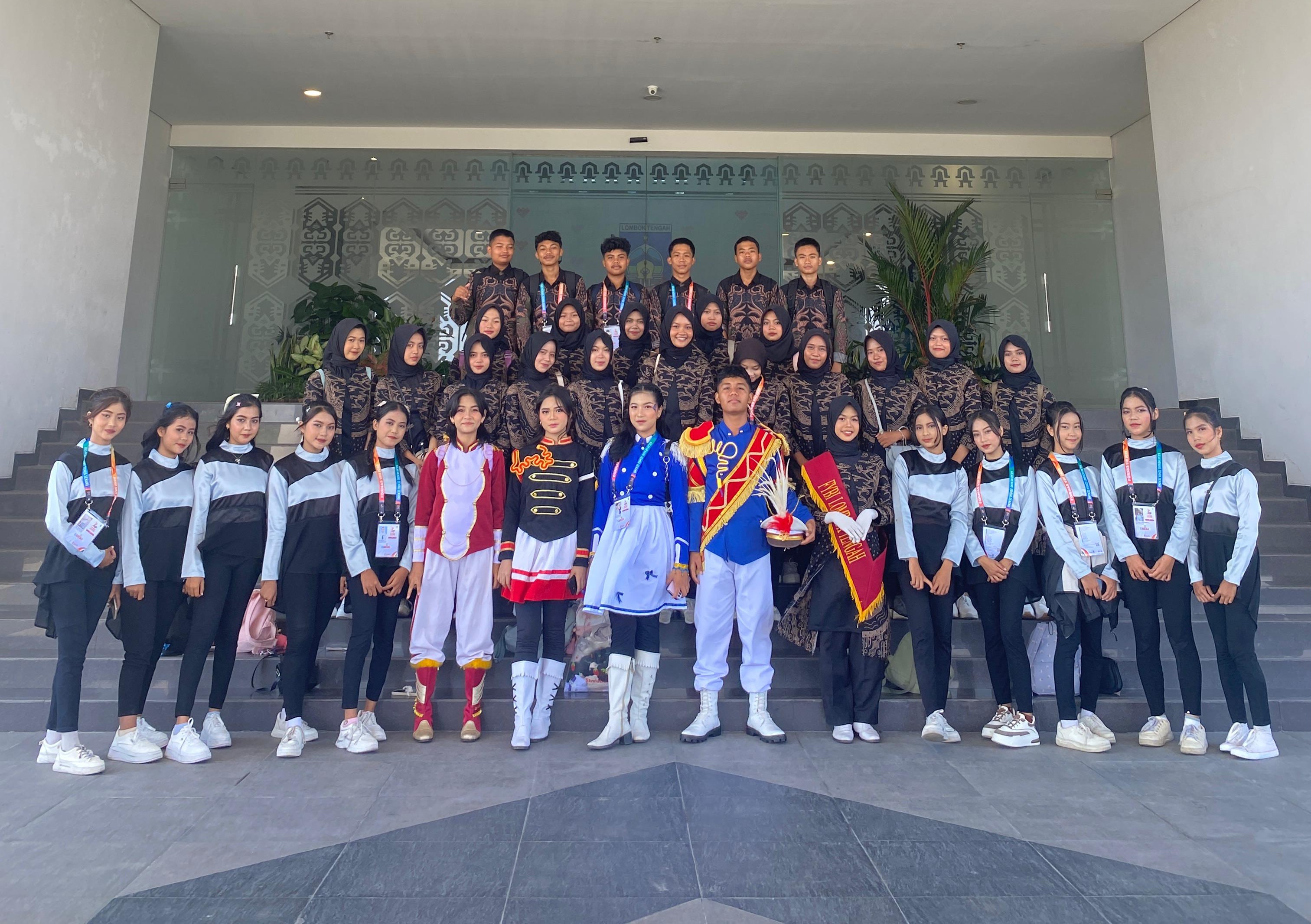 Siswa SMK Anak Bangsa Lombok Tengah Juara I Individual Mayoret Marching Band pada ajang FORNAS VIII NTB 2025 berfoto di depan kantor bupati Lombok Tengah.