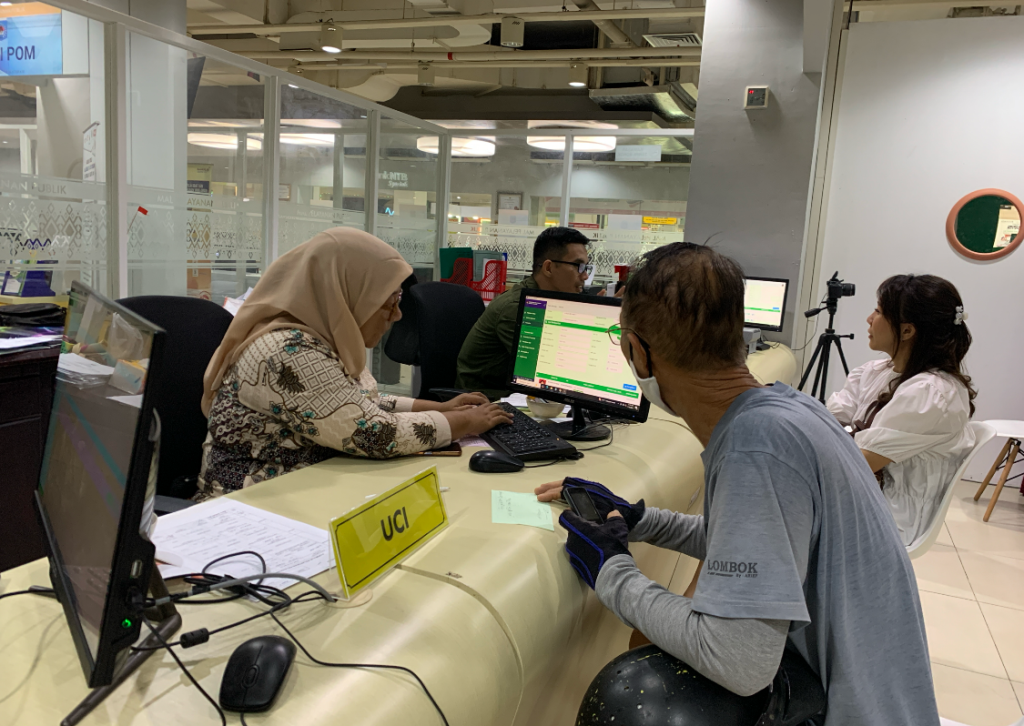 PELAYANAN PUBLIK: Seorang staf Dukcapil sedang melayani warga yang membuat administrasi kependudukan, Kamis (31/7).&nbsp;