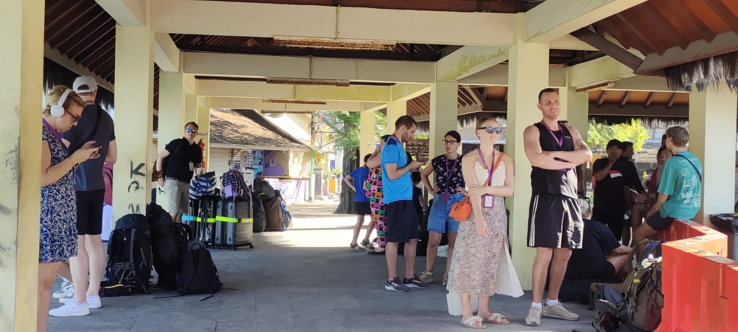 DUKUNGAN DEWAN: Para wisatawan saat mengunjungi Gili Meno, beberapa waktu lalu.