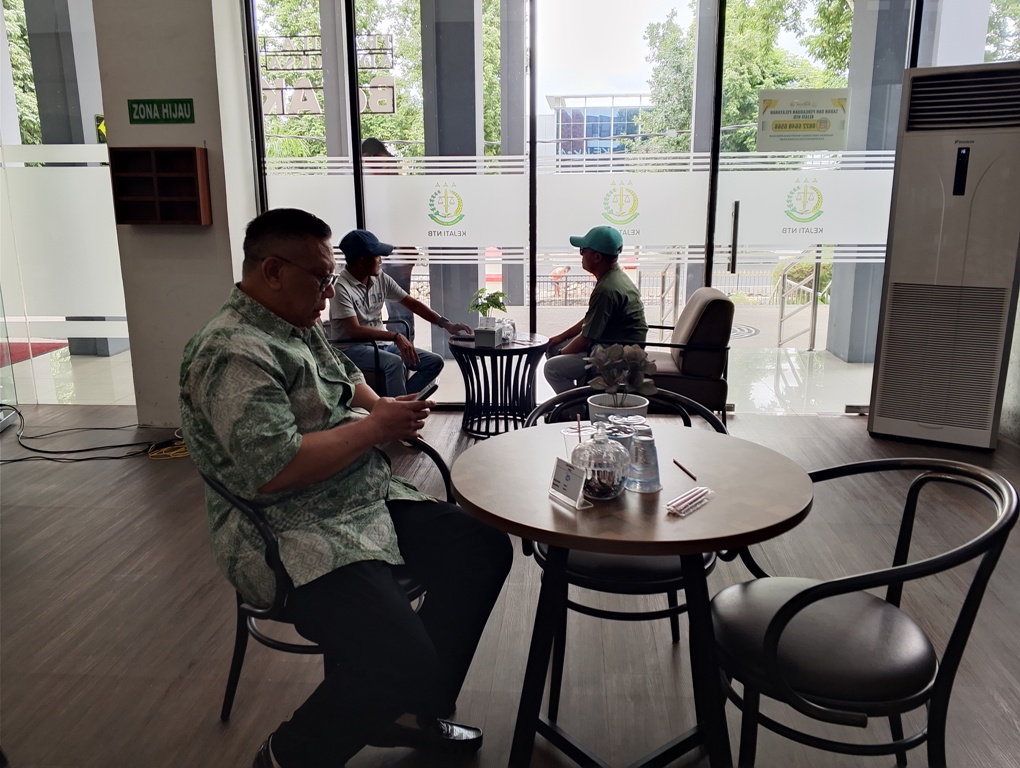DIPERIKSA: Anggota DPRD NTB Ruhaiman dan Marga Harun duduk di kursi tamu sebelum mengisi daftar tamu di PTSP Kejati NTB, Kamis (31/7).&nbsp;