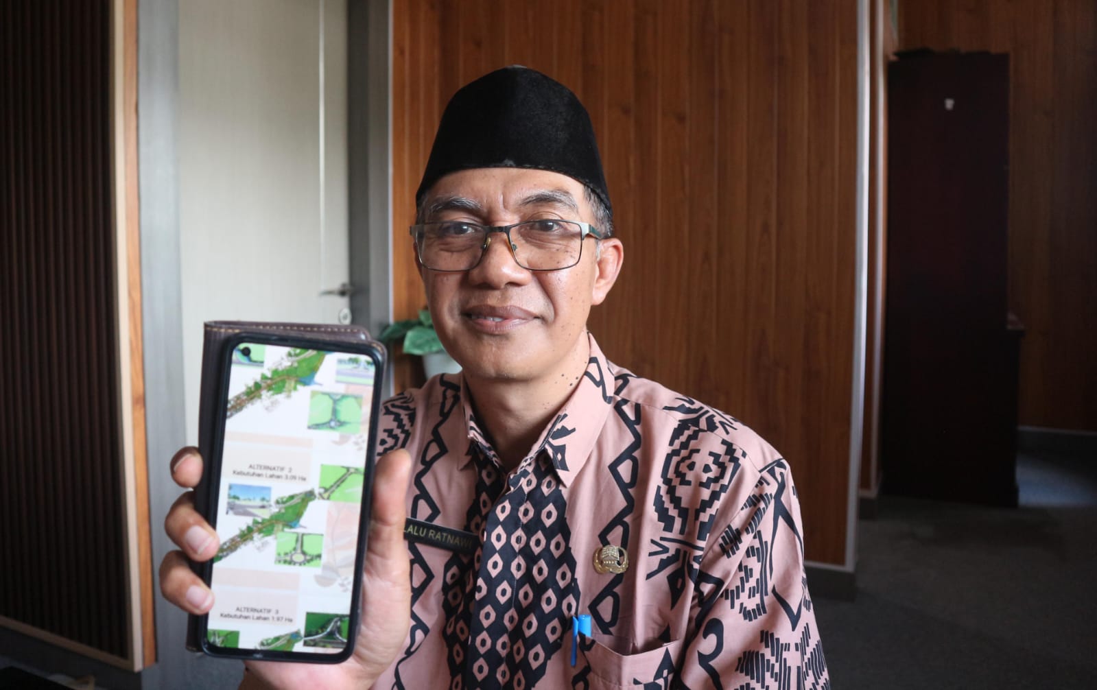 BERI PENJELASAN: Sekretaris Dinas PUTR Lobar Lalu Ratnawi menunjukkan rencana pembangunan jalur dua dari depan pendopo Bupati Lobar tembus bypass BIL I.