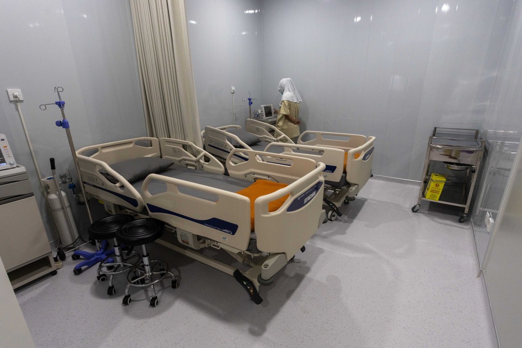 SUNYI DAN TENANG: Pemantauan peralatan di Recovery Room RSUD H. Moh. Ruslan Kota Mataram, tempat pasien beristirahat usai transfer embrio dalam program bayi tabung. Ruangan ini didesain privat.