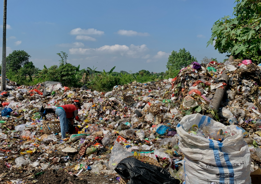 PADAT: Seorang pemulung yang sedang memilah sampah di TPS Sandubaya beberapa waktu lalu.&nbsp;