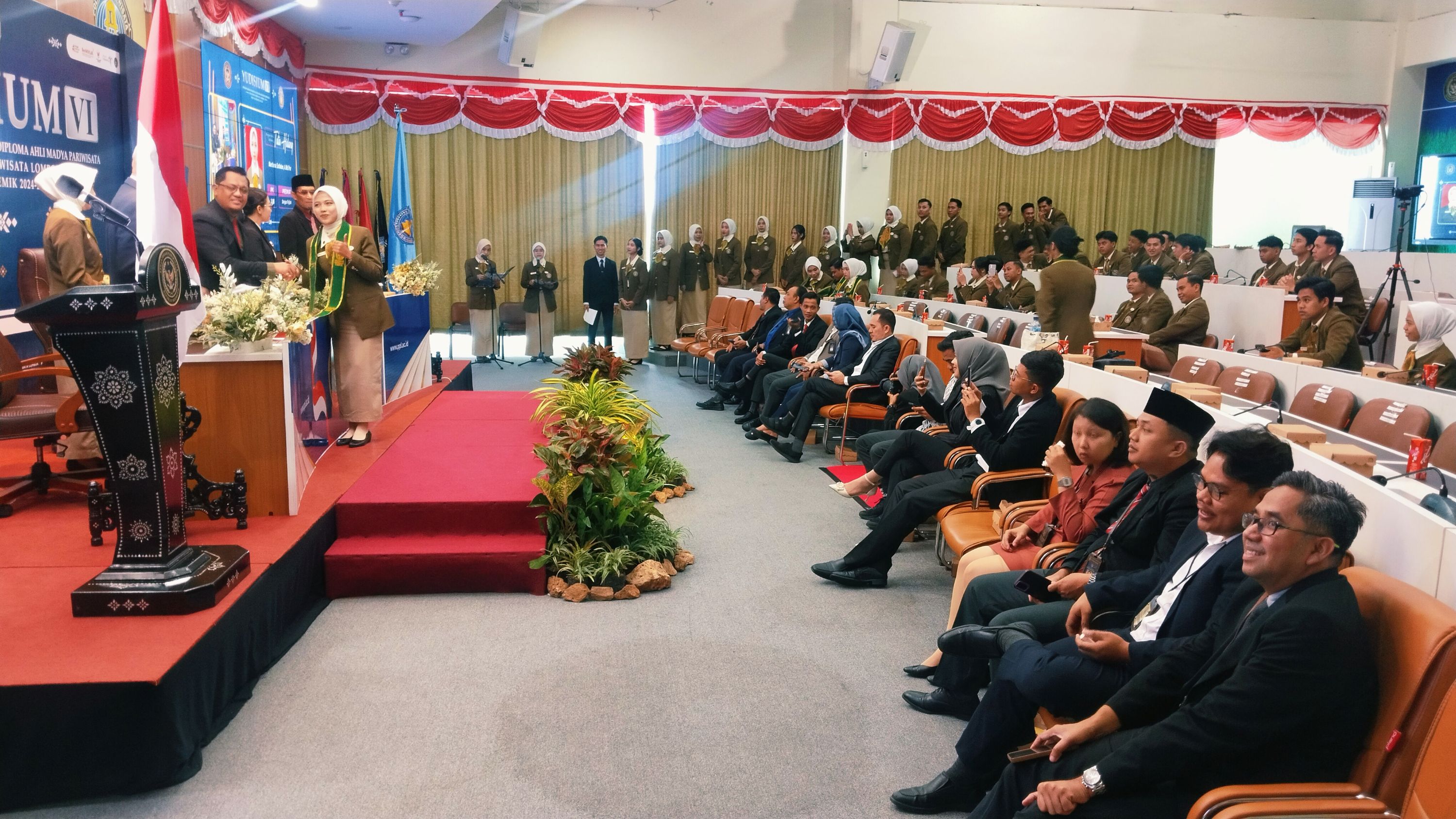 Puluhan mahasiswa Prodi Tata Hidang mengikuti kegiatan Yudisium VI Program Sarjana Terapan dan Diploma Ahli Madya tahun ajaran 2024-2025 di Amphitheater Poltekpar Lombok, Lombok Tengah, Kamis (31/7).